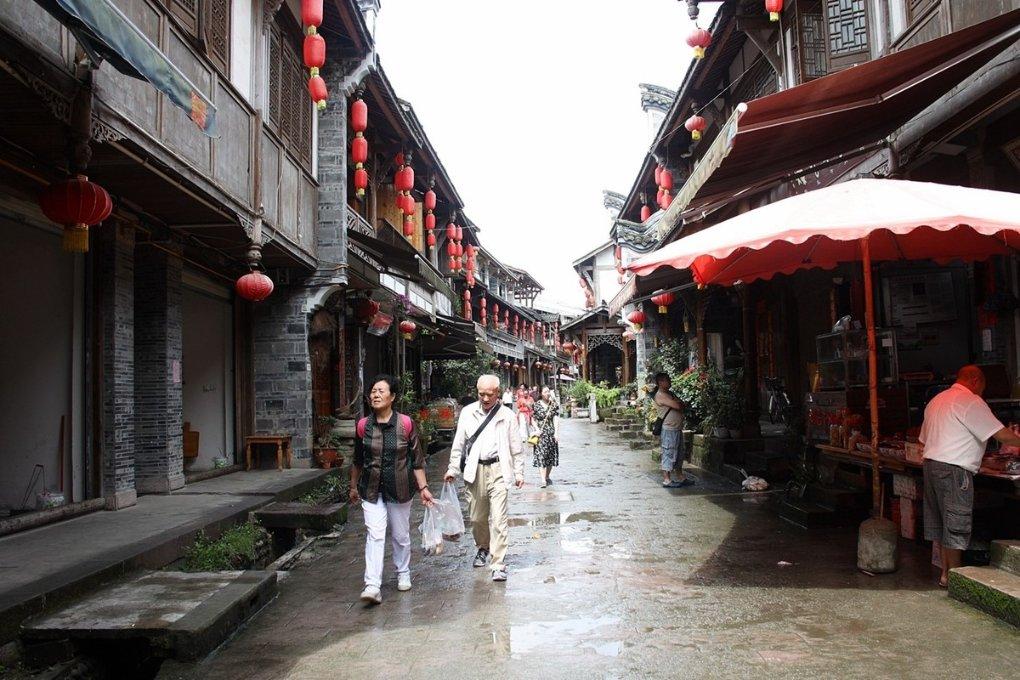 阚清子绿色清凉吊带裙,夏日穿搭的新宠